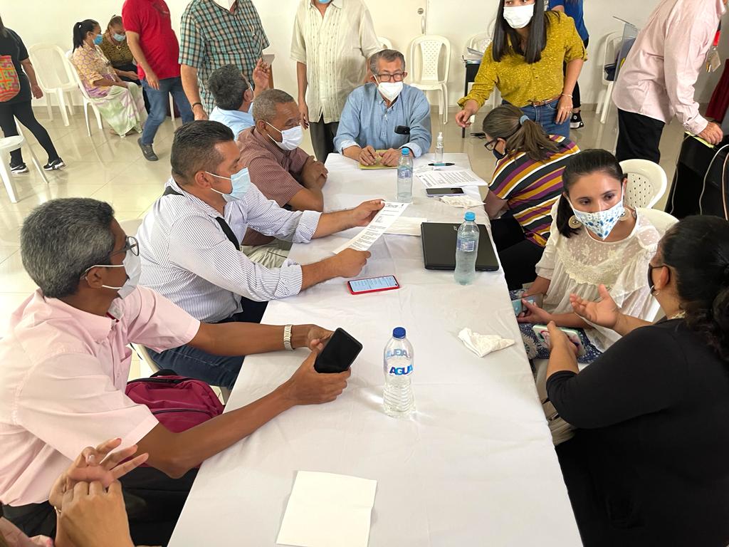 Participantes en la reunión con actores de la educación coordinada en Barranquilla por Soraya Linero y Ricardo De León, funcionarios de la Contraloría Regional. 