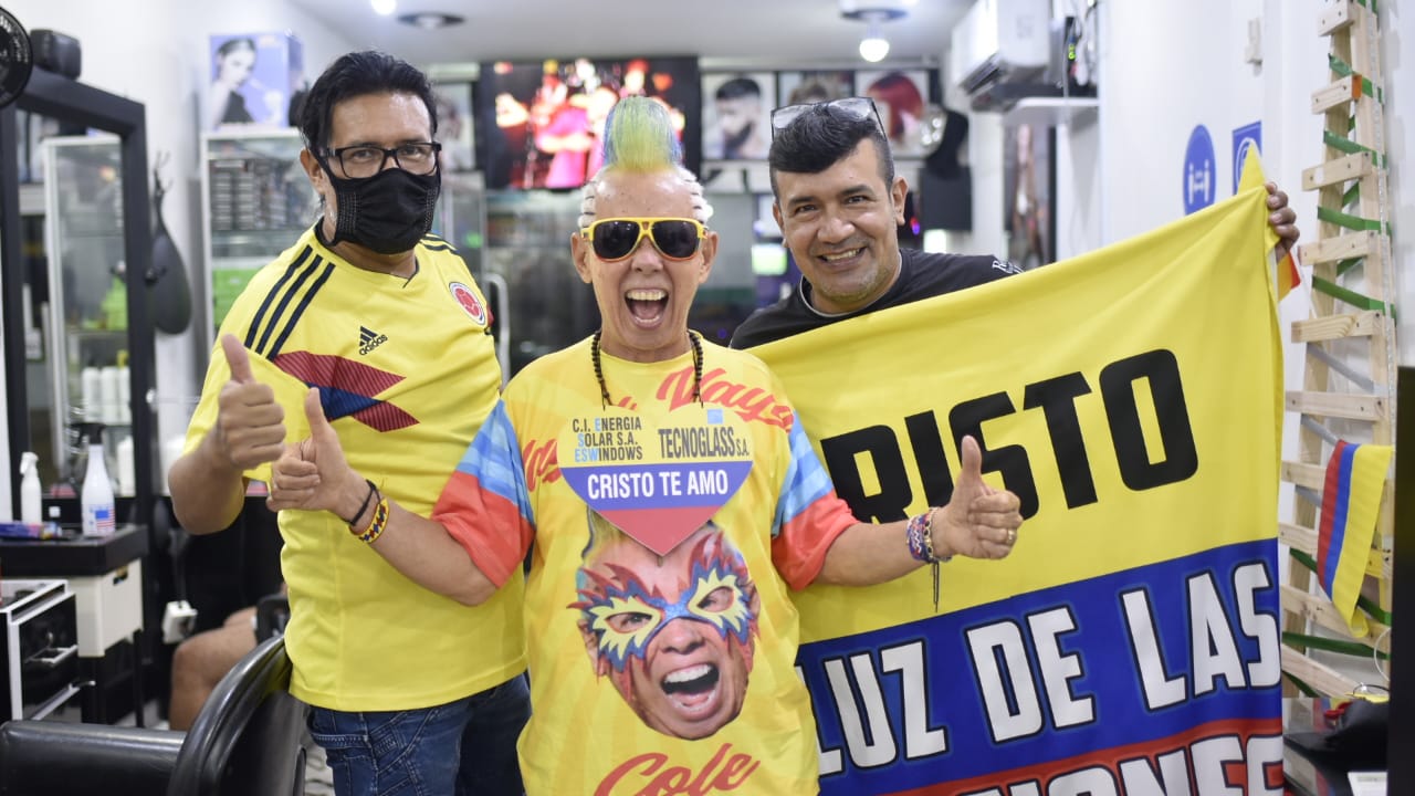 'El Cole' al lado de sus estilistas. 