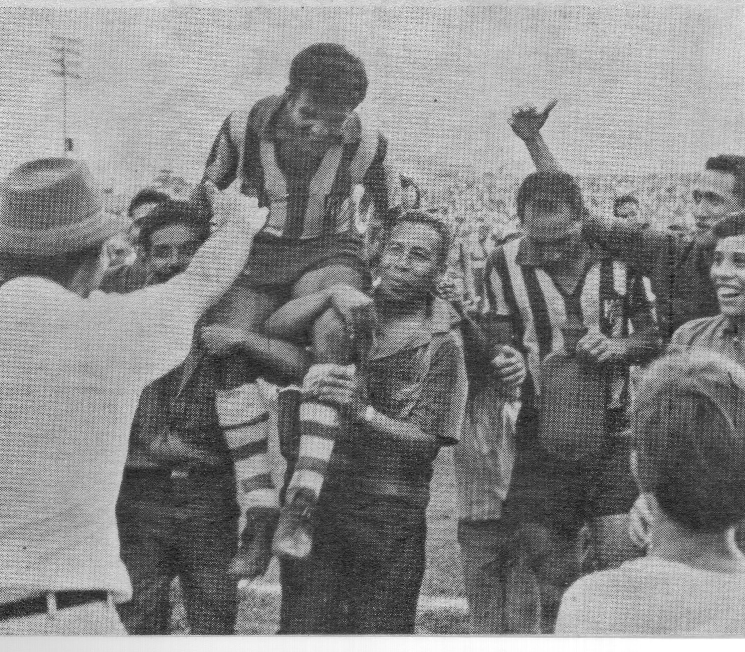 Dida, el gran idolo de los años sesenta sacado en hombros por la hinchada rojiblanca