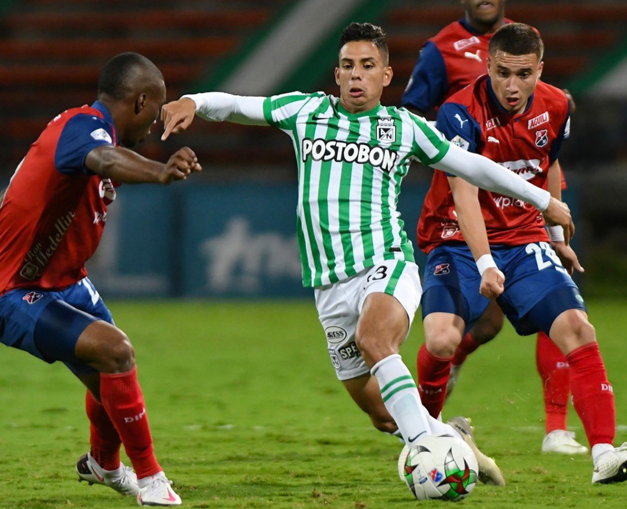 Alex Castro protagonizó una jugada que debió ser expulsión y el VAR convenientemente no pudo revisar. 