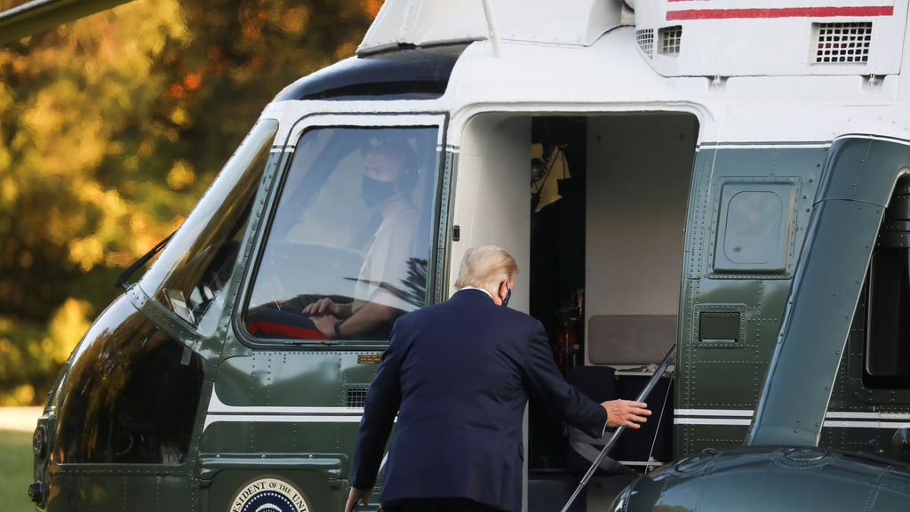 Donald Trump subiendo al helicóptero camino del hospital.