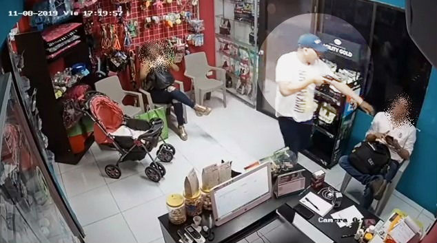 Imagen del asaltante y de las víctimas del robo.