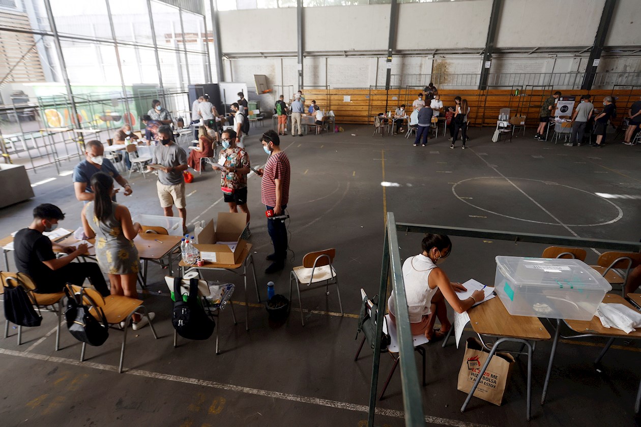 Personas cuentan votos hoy en una sala del Liceo de Aplicaciones en Santiago de Chile