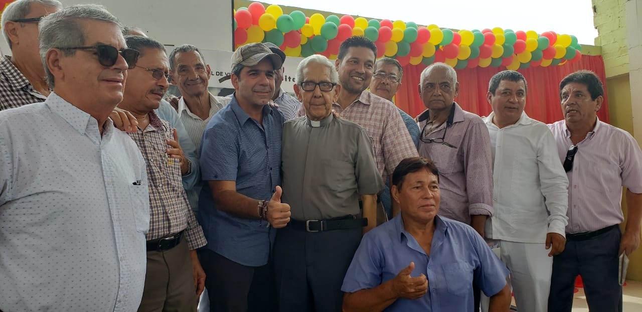 El Alcalde Alex Char comparte con miembros de la comunidad codebista. El manadatrio se ha mostrado entusiasmado en la restauracion del edificio del Codeba de la calle 51.