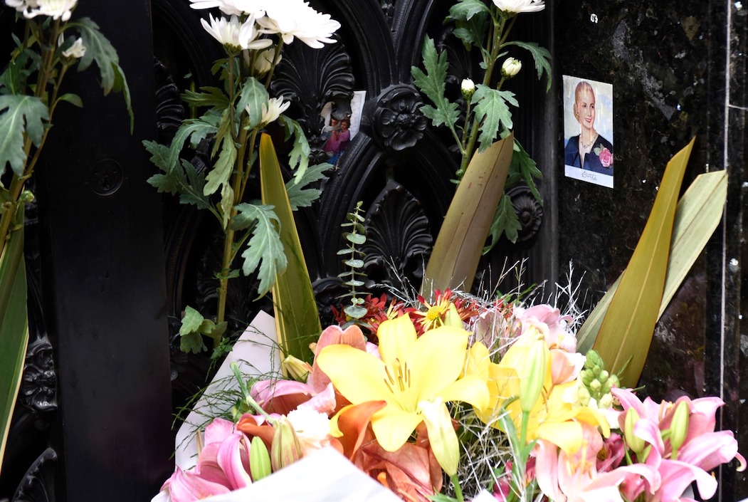 Flores y la imagen de Evita en su tumba.