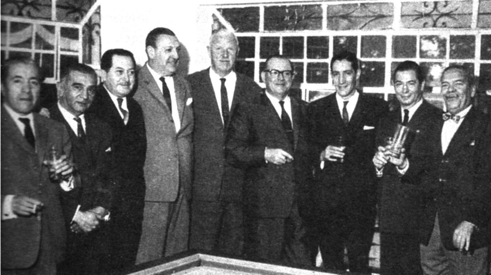 Miembros de la FIFA y Conmebol en reunión con directivos del fútbol de Colombia. De izquierda a derecha, Humberto Gómez, Antonio J. Vargas, Alfonso Senior, Raúl Colombo (Presidente Conmebol), Sir Stanley Rous (presidente de la FIFA),  Roberto Valencia (presidente Millonarios), Eduardo Carbonell Insignares (presidente Adefútbol) y Manuel J. Bonilla.