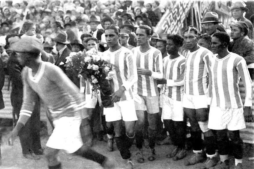 Selección Atlántico con ramos de flores tras la conquista de los Juegos Nacionales en Medellín.