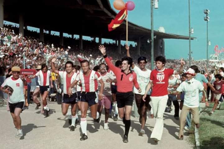 Delménico y Berdugo encabezando el desfile  de campeón de 1977 en el Estadio de la 72 donde se escribió una importante página rojiblanca.