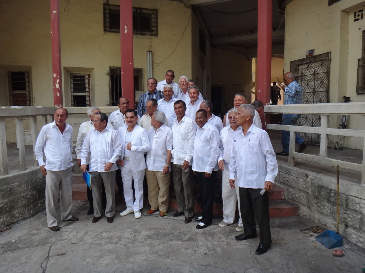 Tercero de izquierda a derecha fila inferior con compañeros de su promoción 66 en el interior del Codeba