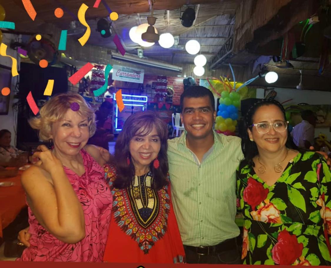 El autor de esta columna con María Isabel, la señora a su izquierda