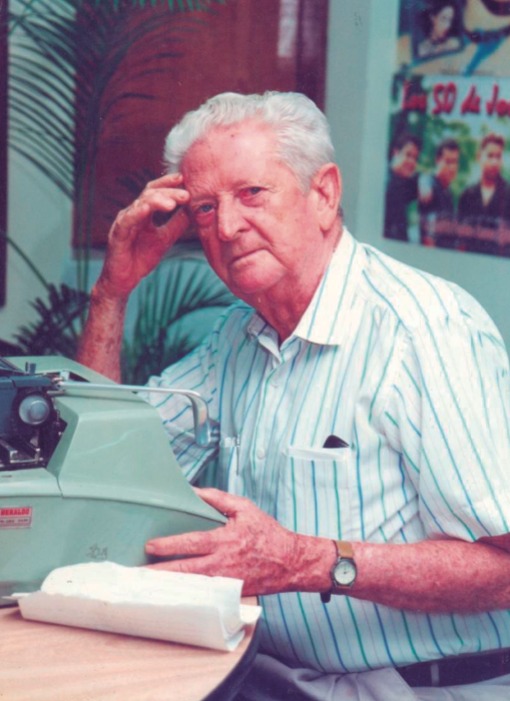 Estampa del maestro Chelo con su inmancable máquina Underwood