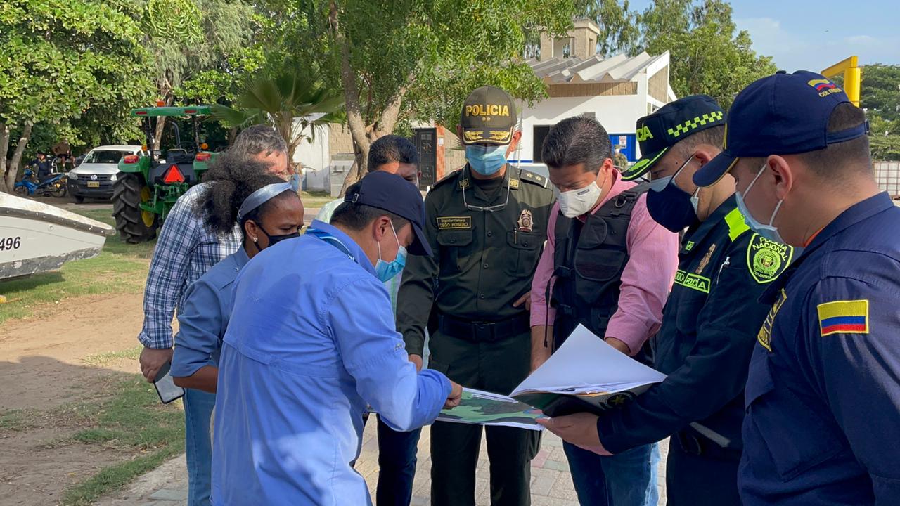 El equipo que fue a supervisar las quemas en la Isla Salamanca.