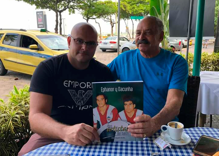 Con su hijo Pedro Victor, con el libro en sus manos
