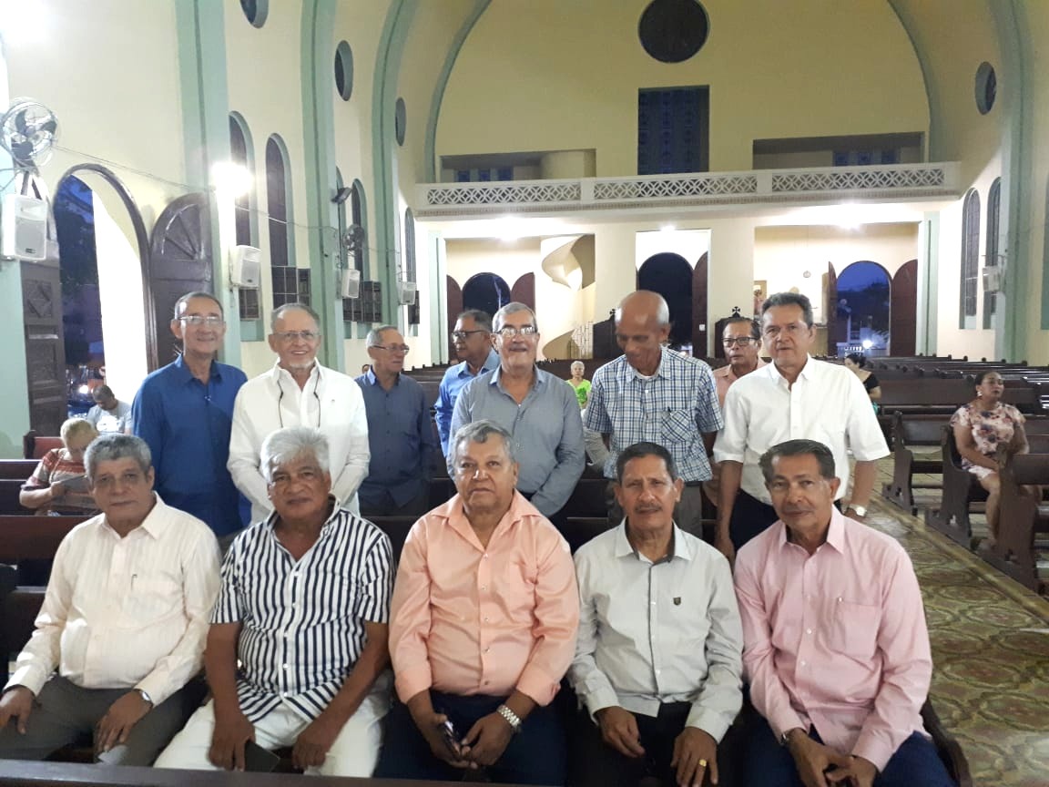 Miembros de Asocodeba en la Iglesia Sagrada Familia conmemorando los 50 años del título de bachiller del Colegio de Barranquilla.