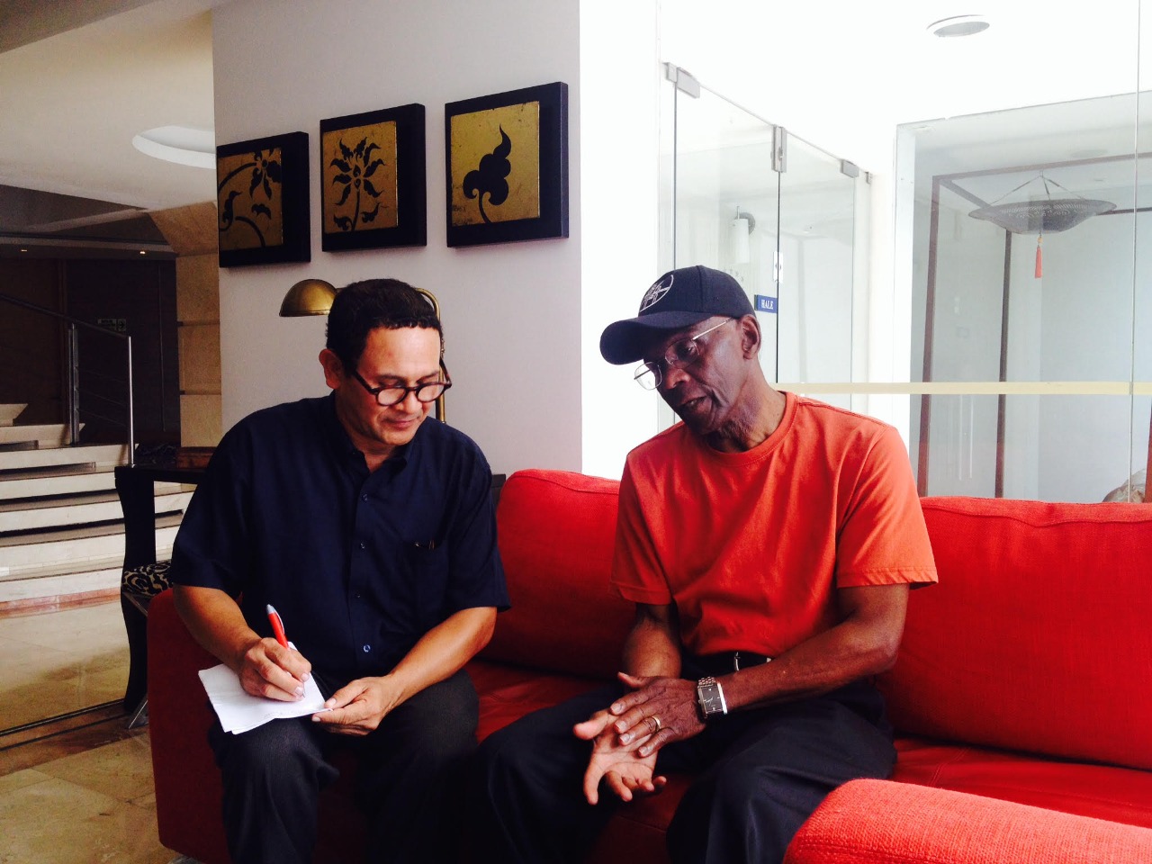 Cuco Valoy, en conversación con Fausto Pérez, el autor de esta crónica. Archivo particular.