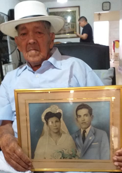 En sus manos, la foto con su esposa Ramona, el día del matrimonio 24 de diciembre de 1944