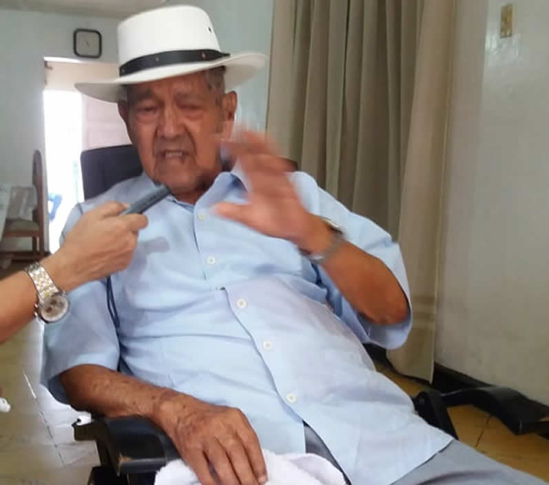 Don Francisco contando historias de su recorrido en cien años de existencia