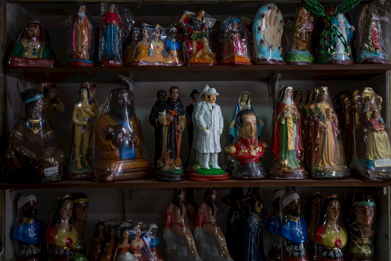 Fotografía que muestra varios artículos relacionados al Doctor José Gregorio Hernández.