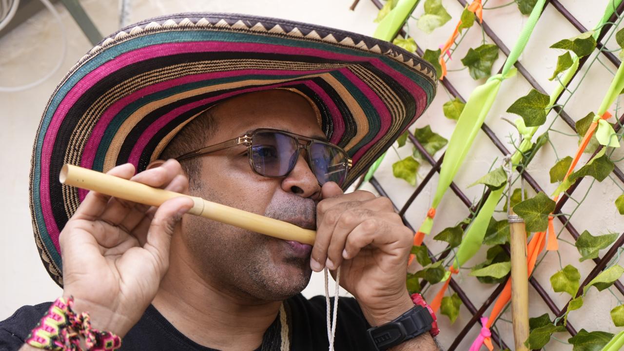 En la zona de Sucre, Córdoba y Bolívar, a este instrumento le llaman pito atravesado y gaita, según la conformación del instrumento. ‘Pito atravesao’, por ser interpretado de manera vertical. En Barranquilla, flauta de millo. Y en Bolívar le llaman caña de corozo o lata de corozo. Son elaborados de diversos materiales. La gaita corta o pito cabecera, está elaborado con una pluma de pato, cera de abeja con carbón molido y un cuerpo que es de cardón. En la actualidad se están haciendo de PVC, obviamente para preservar toda la fauna y la flora.