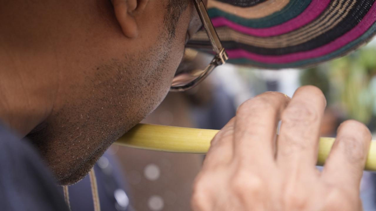 El músico Joaquín Pérez interpretando una de sus flautas de millo.