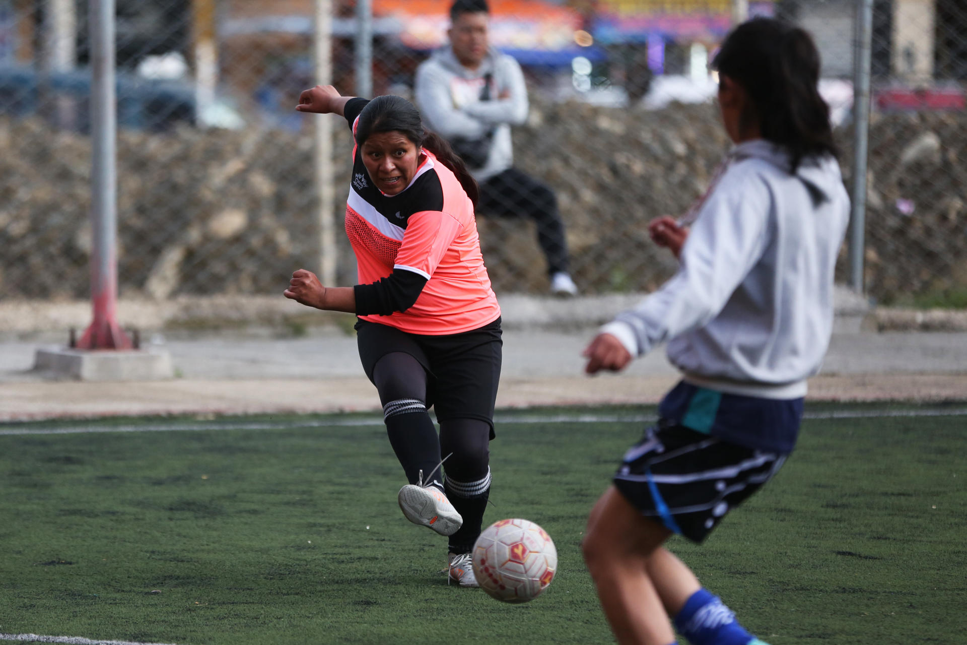 Hay mucho entusiasmo entre las mujeres de El Alto por jugar fútbol.