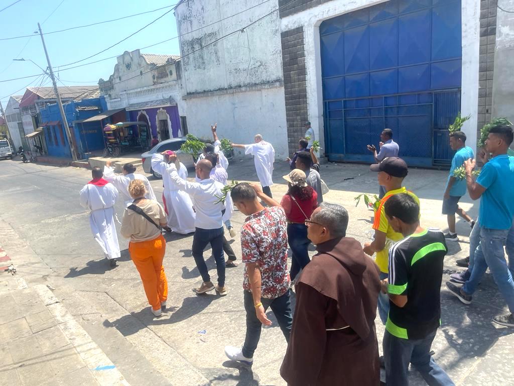 Procesión por las calles del barrio San Roque.