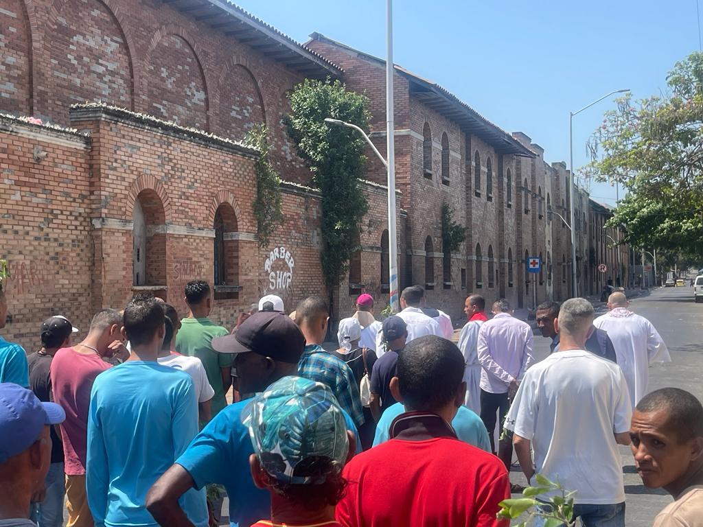 La procesión a su llegada al Hospital General de Barranquilla.