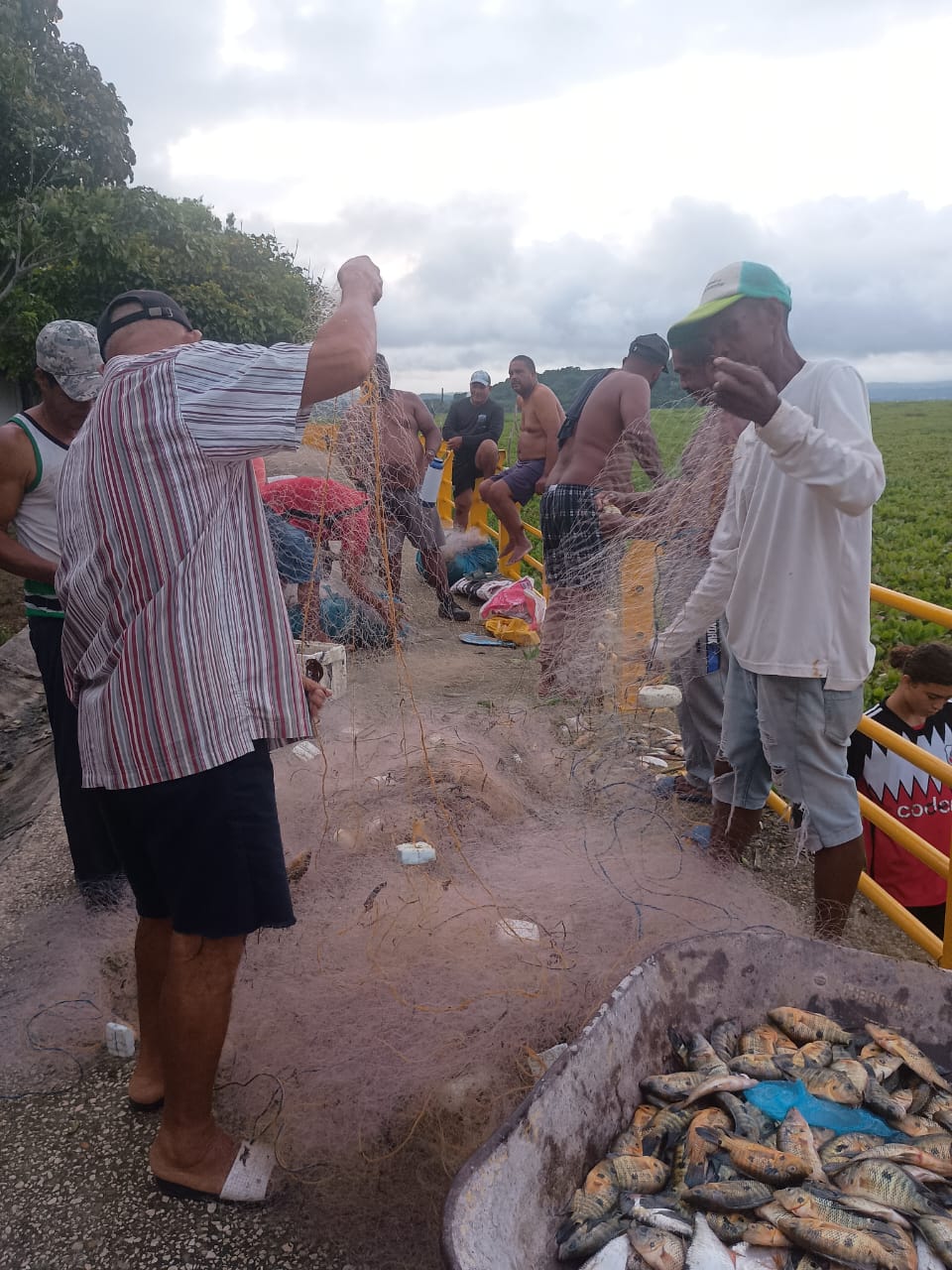 Pescadores en la orilla del malecón de La Peña