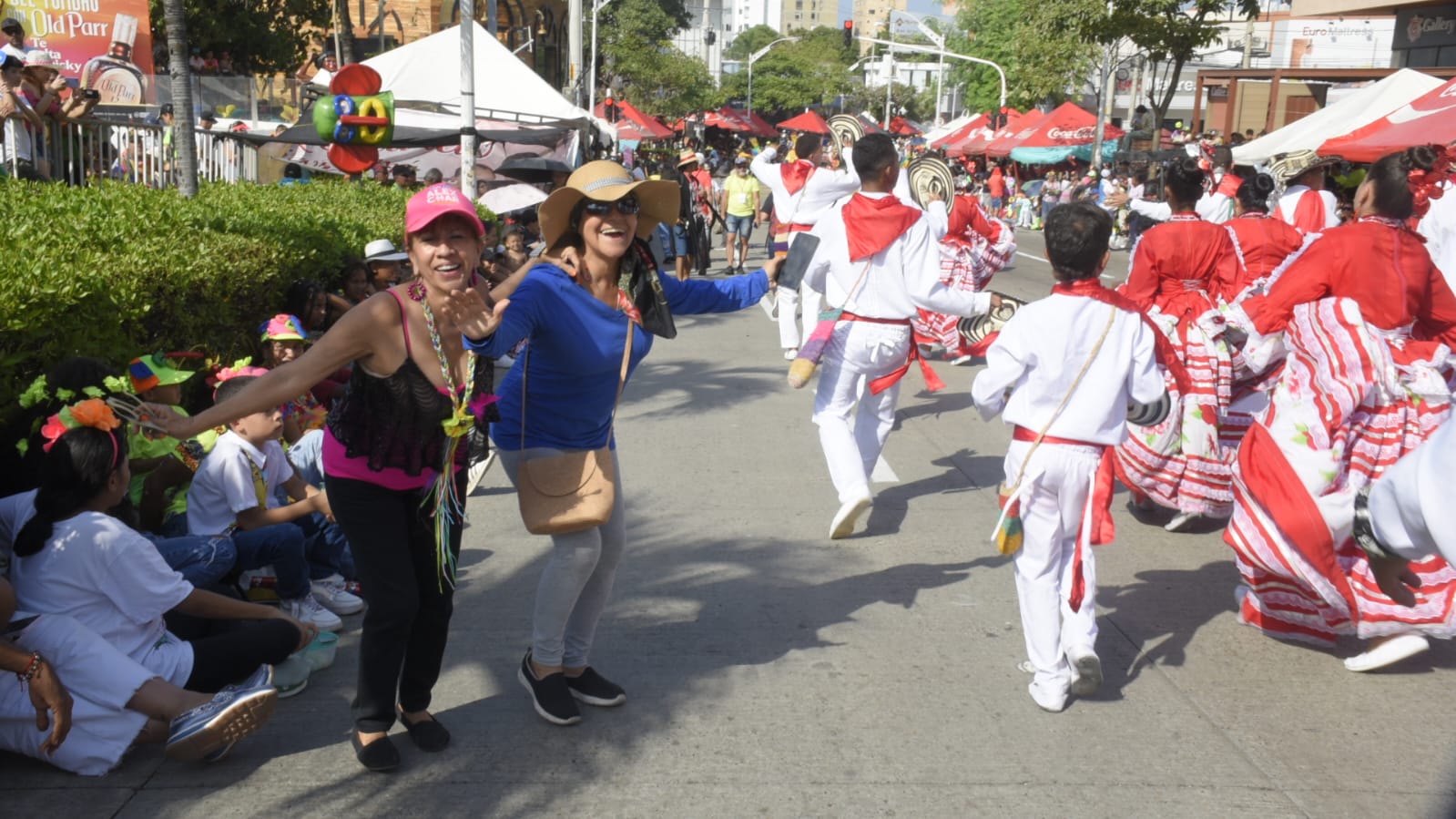 Mercedes Pisciotti y Esther Sánchez se gozaron el desfile de la cale 84