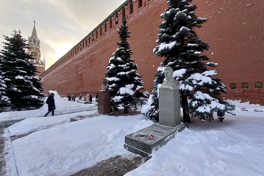 La tumba de Stalin que se encuentran a los pies de las murallas del Kremlin y detrás del Mausoleo de Lenin