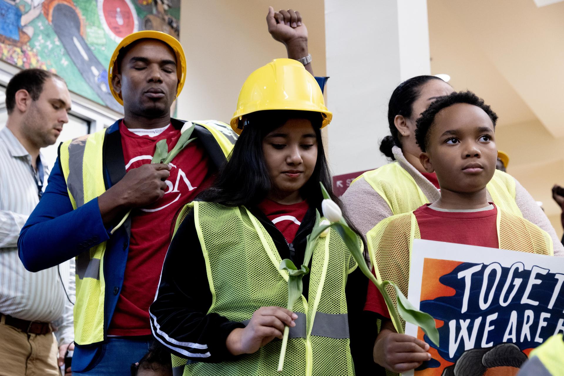 Compañeros de los trabajadores que murieron en el puente de Baltimore le rindieron tributo