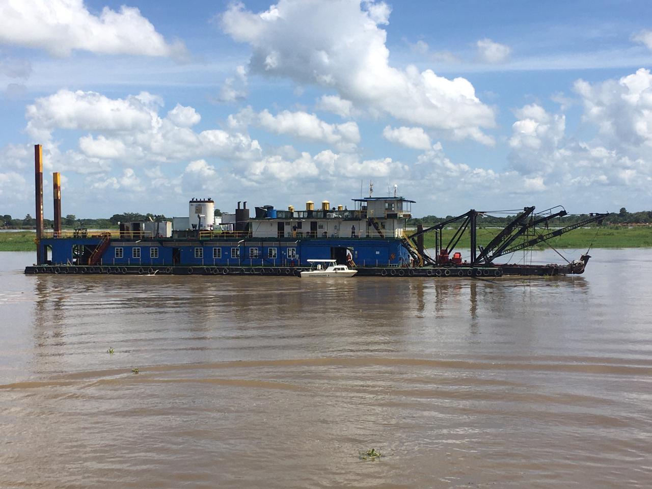 Labores de dragado en Salamina