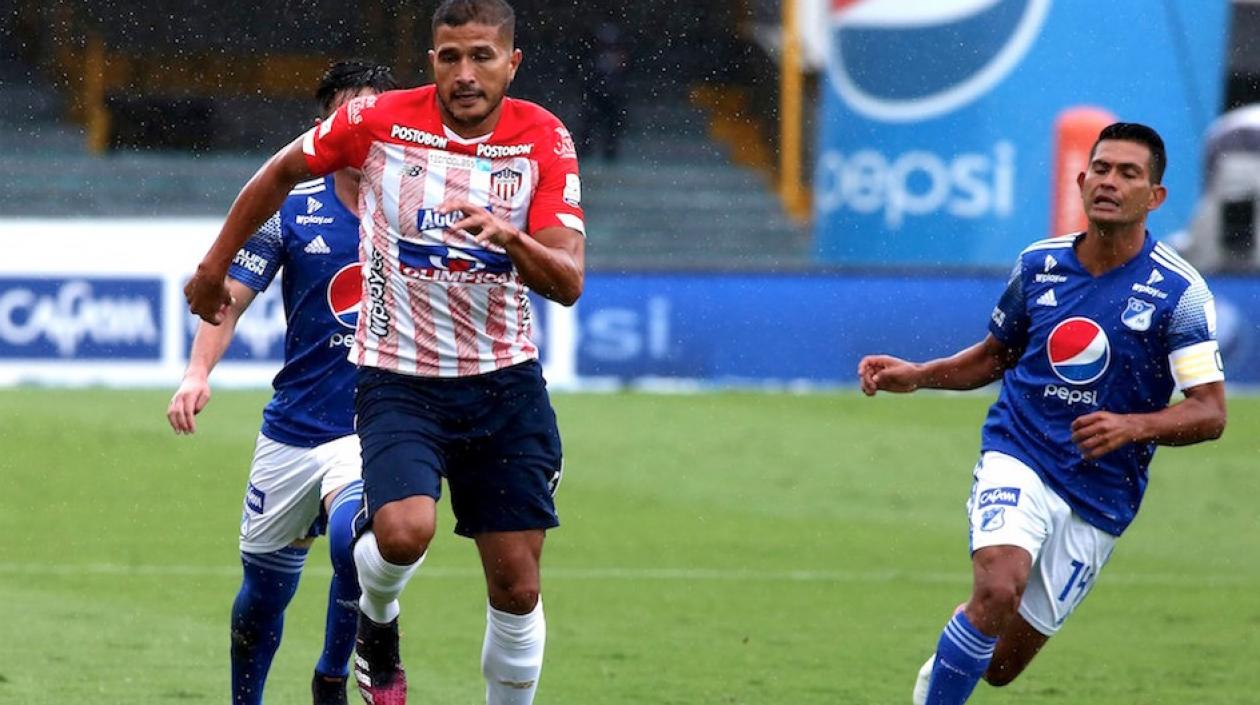 Larry Vásquez eludiendo la marca de David MacCallister Silva.