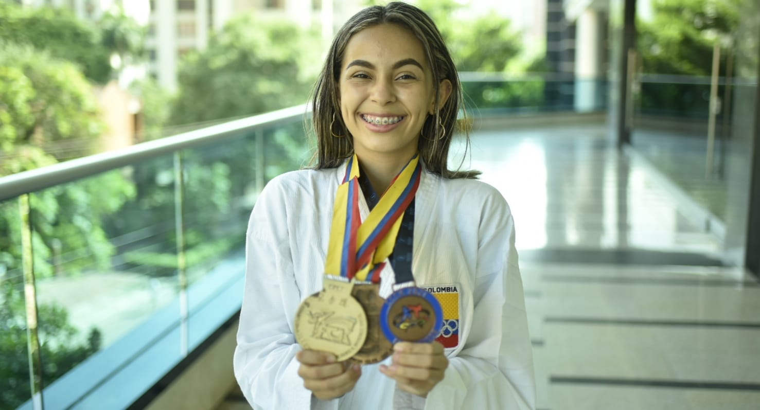 Laudith muestra las medalla centroamericana y las dos últimas preseas nacionales que ganó. 