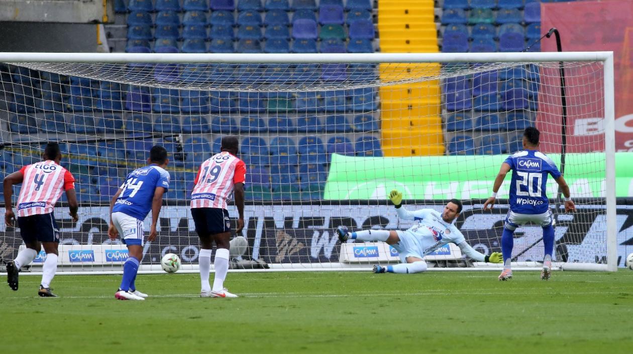 Fernando Uribe anotando de cobro de tiro penal.
