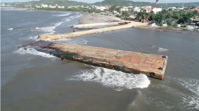 Otra foto de la barcaza en Puerto Colombia.