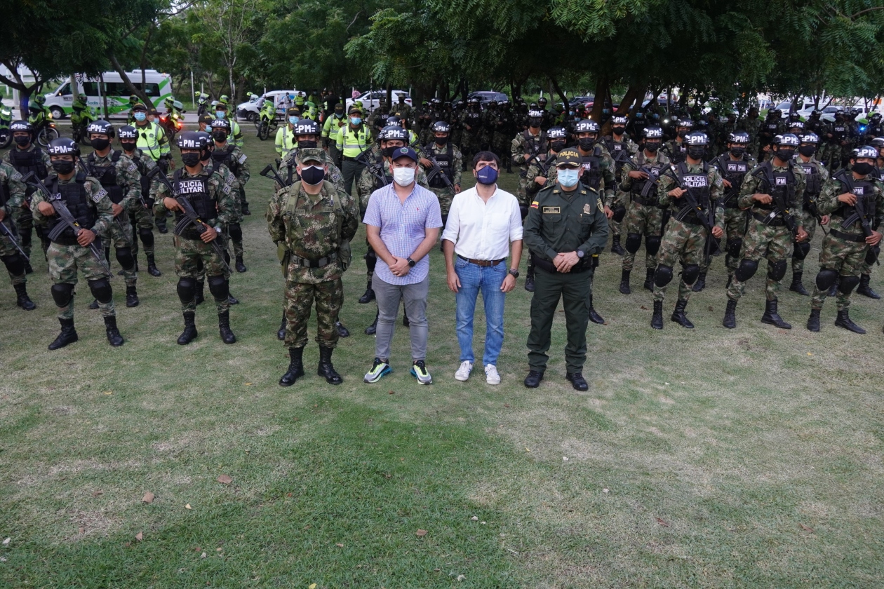 Presentación de los miembros de la Fuerza Pública.
