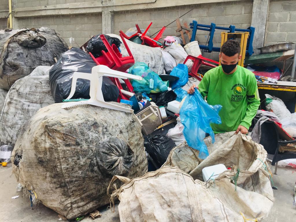 Reciclador en su labor 