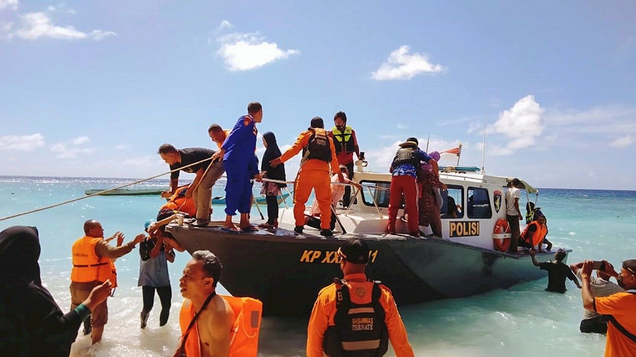 Rescarte de los pasajeros en barco incendiado en Indonesia.