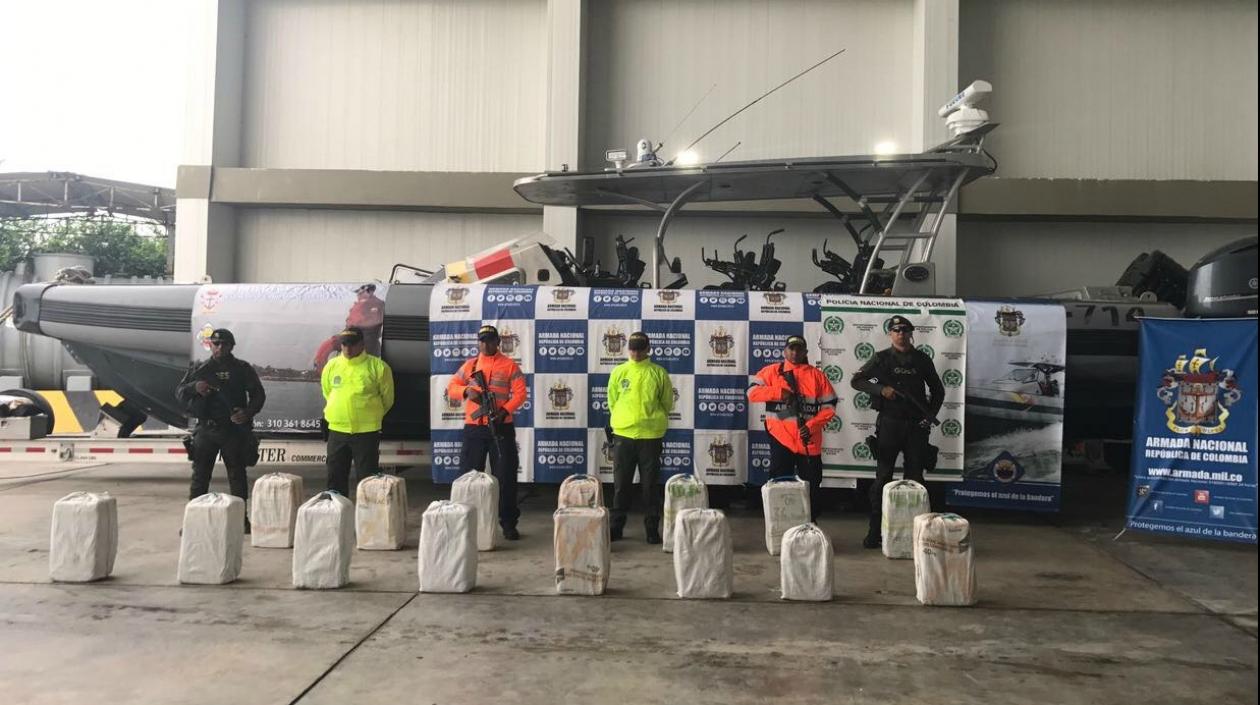 Los capturados, el alcaloide y la motonave fueron puestos a disposición de la Fiscalía.
