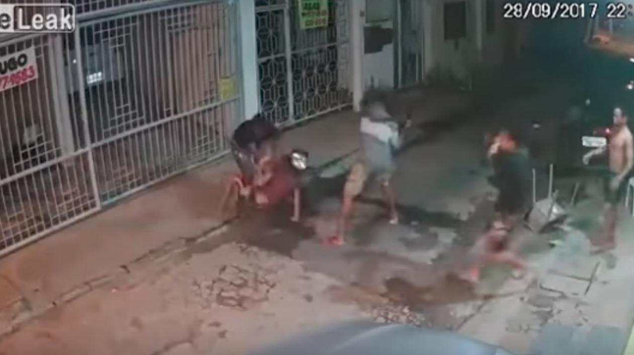 El ladrón fue atacado por la comunidad.