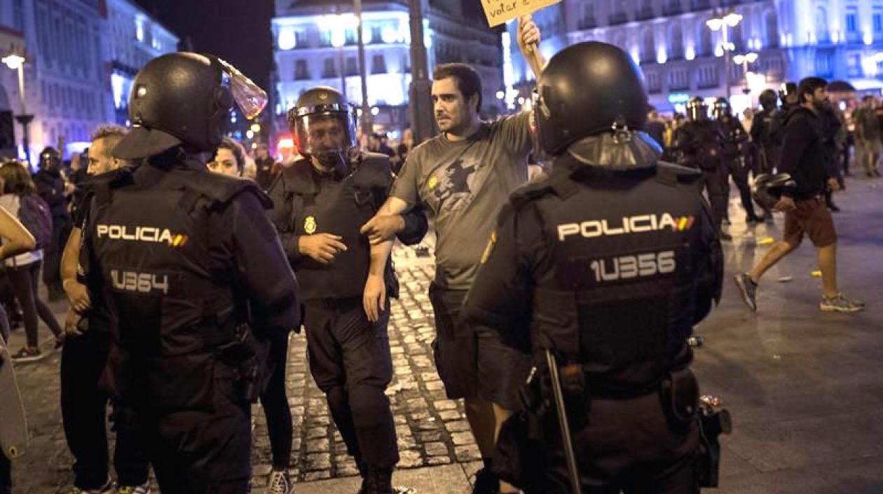 La policía desaloja a los manifestantes en la Puerta del Sol de Madrid en apoyo al referéndum de Cataluña.
