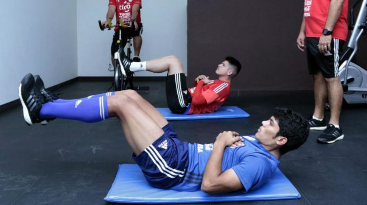 Alfredo Aguilar y Robert Rojas, jugadores de Paraguay. 