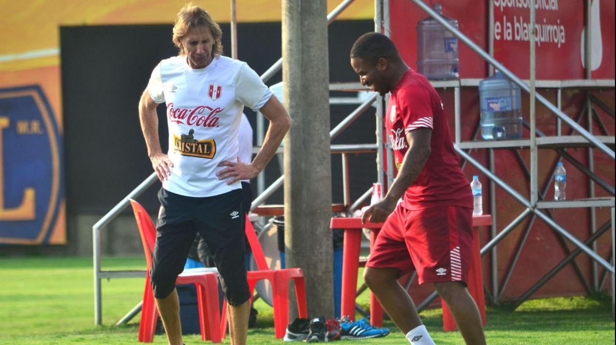 Ricardo Gareca conversa con Jefferson Farfán. 