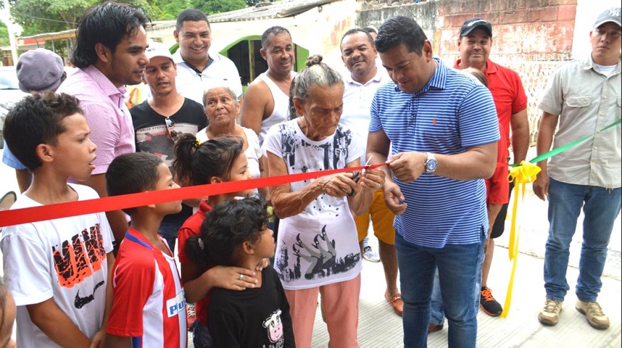 El Alcalde, Efrain Bello, durante la inauguración de la obra.