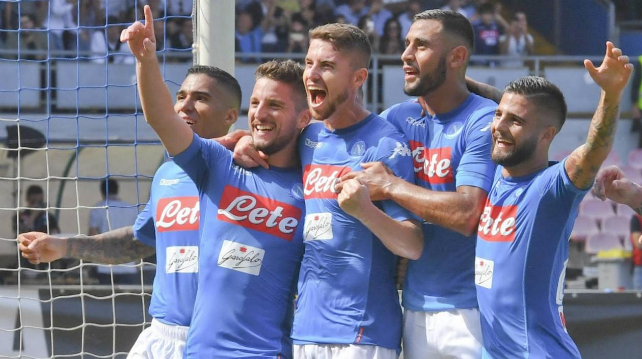Jugadores del Nápoles celebran tras uno de los goles marcados este domingo.