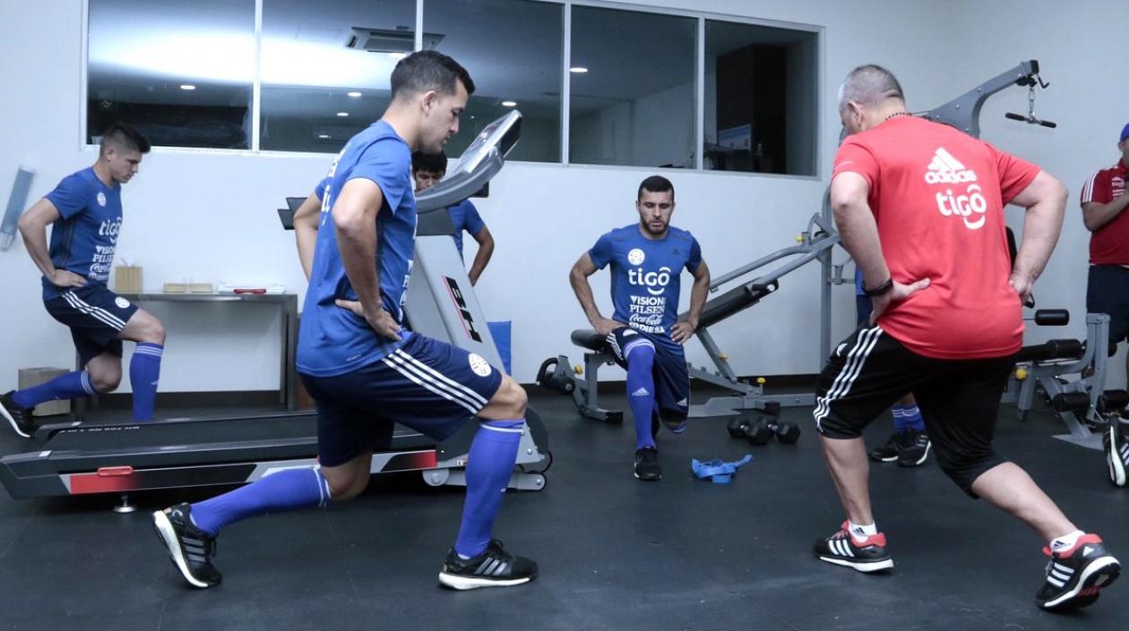 Jugadores de la Selección Paraguay en actividades de recuperación física.
