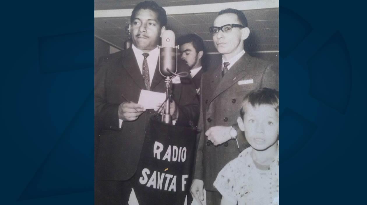 Cecil Alfonso Pardo, trabajando para Radio Santa Fe.