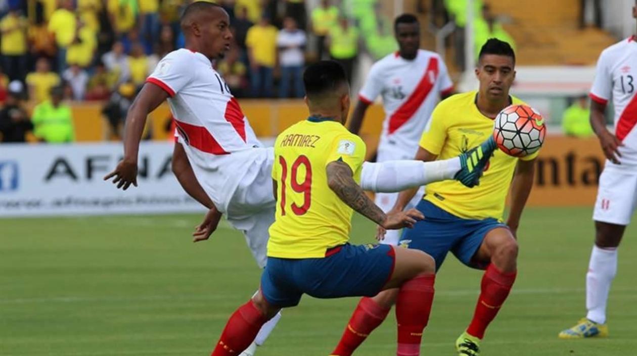 El peruano Andrés Carrillo intenta controlar el balón ante la marca de Cristian Ramírez.