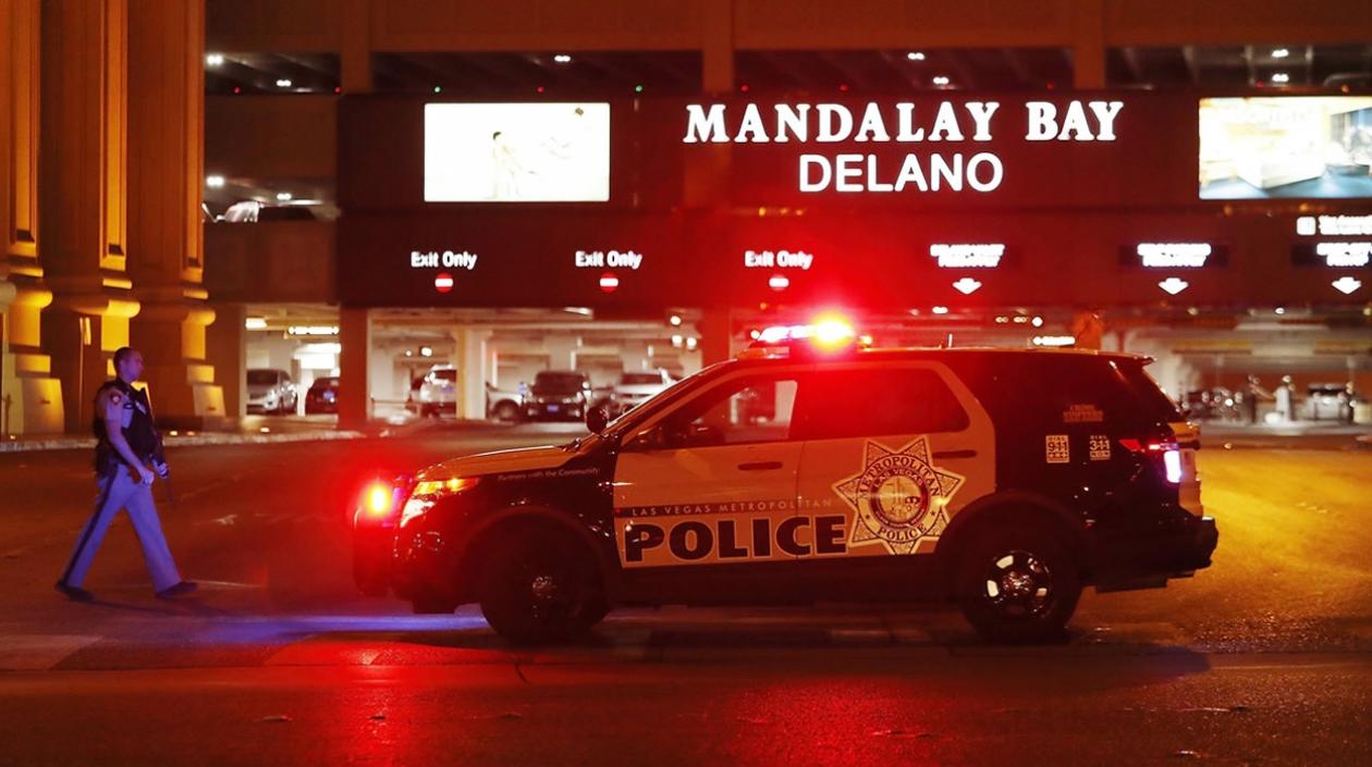 Un vehículo policial permanece a la entrada del hotel Mandalay Bay,